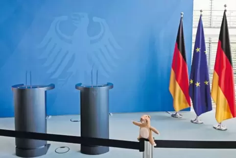 Vor dieser blauen Wand mit dem Adler drauf gibt Angela Merkel immer ihre Presseerklräungen ab.