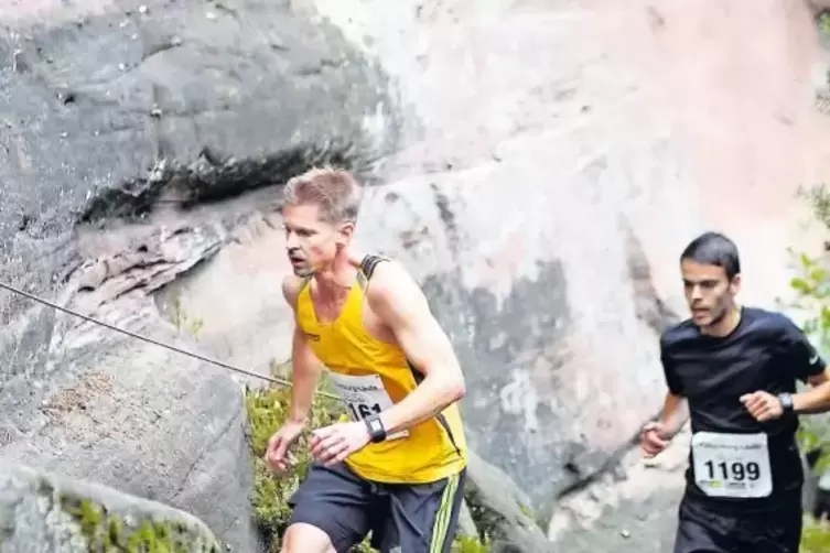 Schwieriges Terrain: Der Erste und der Zweite der Wasgaucup-Wertung, Mark Weidler (rechts) und Alexander Barnsteiner, beim Deich