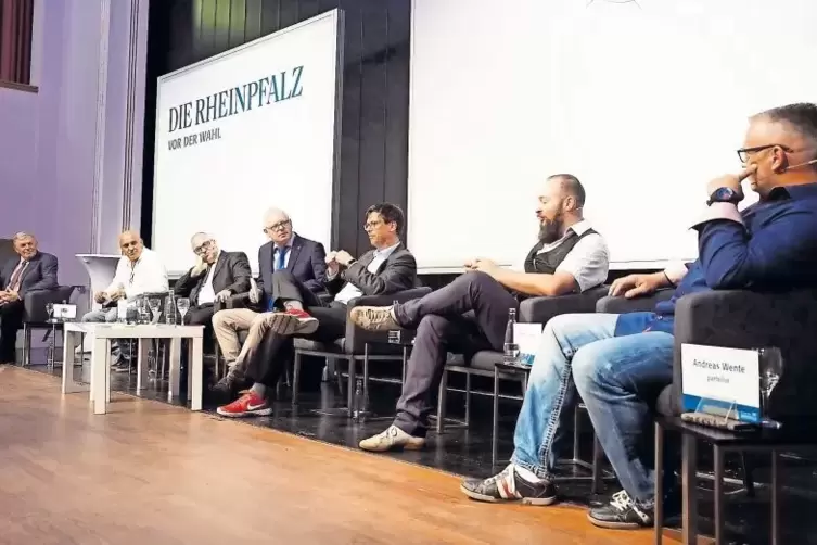 Das Podium bei der RHEINPZALZ-Diskussion gestern Abend mit allen sechs OB-Kandidaten (von links): Klaus Peter Schmidt, Atilla Er