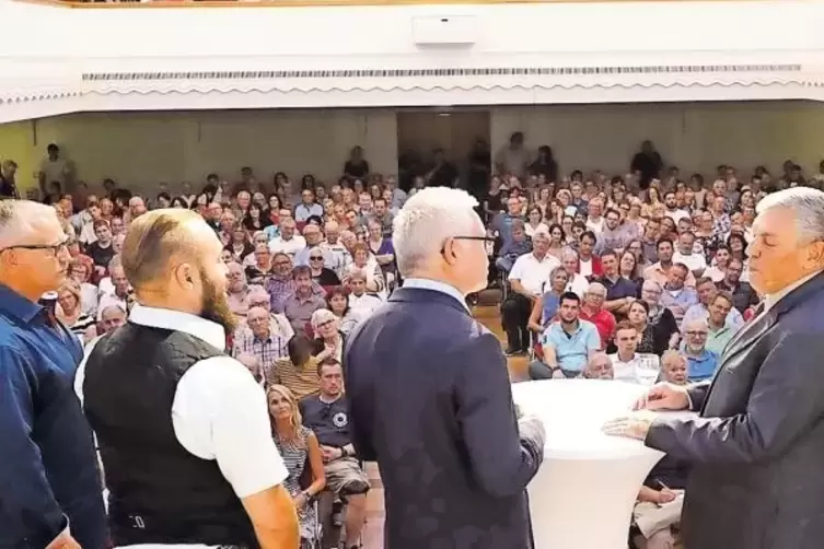 Fragerunde: RHEINPFALZ-Lokalchef Georg Altherr (Dritter von links) mit (von links) Andreas Wente, Thomas Kewel und Klaus Peter S