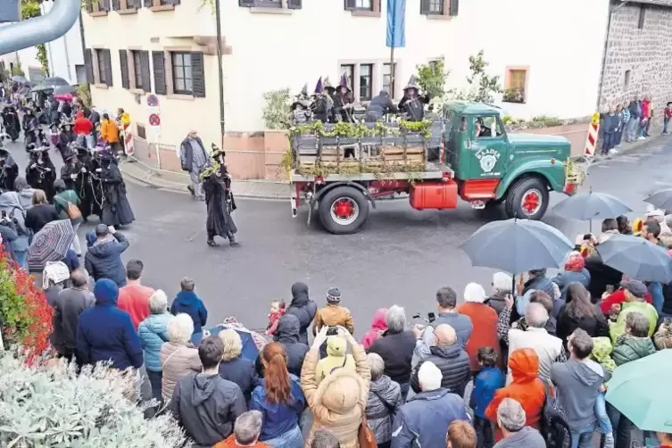 Vor allem Oldtimer machen den Sausenheimer Umzug sehenswert.