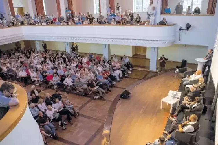 Die Festhalle war am Mittwochabend bei der Podiumsdiskussion der RHEINPFALZ zur OB-Wahl bis auf den letzten Platz besetzt. Für e