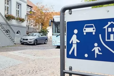 Parken in der verkehrsberuhigten Zone außerhalb der markierten Flächen – kein Einzelfall auf dem Kirchplatz in Gimmeldingen.