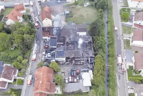 Von allen Seiten bekämpft: Das mit der Drohne der Winnweilerer Stützpunktwehr aufgenommene Luftbild zeigt, dass die Einsatzkräft