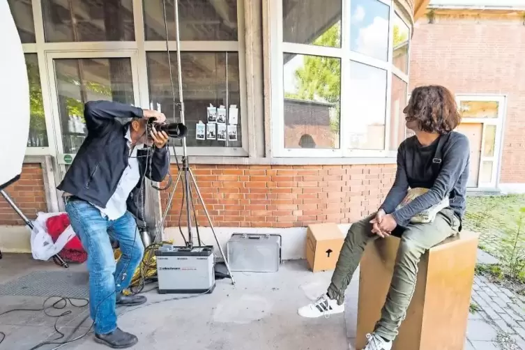 Mathias Paqué hat seine Position auf dem goldenen Quader gefunden, Fotograf Thomas Brenner hält die Situation fest.