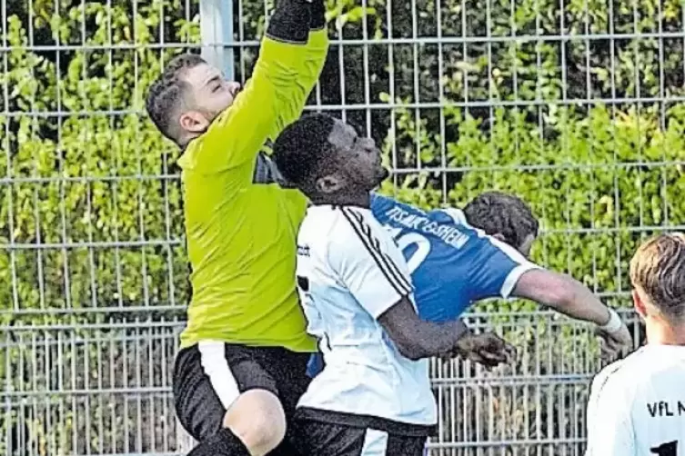 Neustadts Torwart Florian Hoischen gegen den Mechtersheimer Rick Gerbes (rechts) und hinter seinem Mitspieler Brefo Amankwaa.