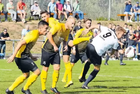 Allein gegen die gelbe Wand: Christian Graumann (rechts) vom TuS Steinbach gegen Alexander Lechner, 2:0-Schütze Johannes Mendel 