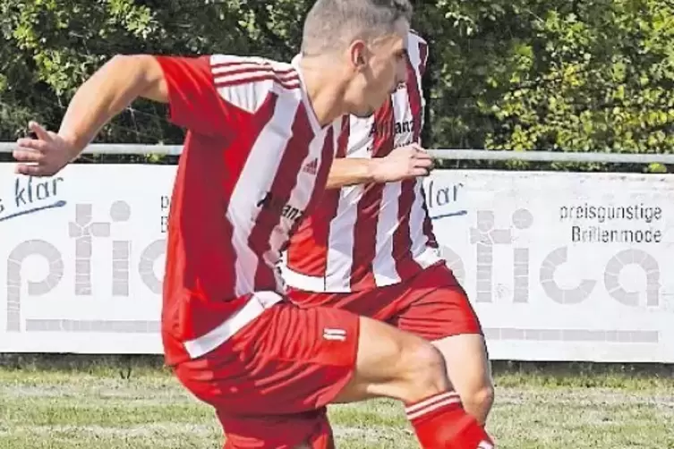 In Torlaune: Tobias Früauf trifft zum 2:1 für den TV Althornbach gegen den FC Höhfröschen.