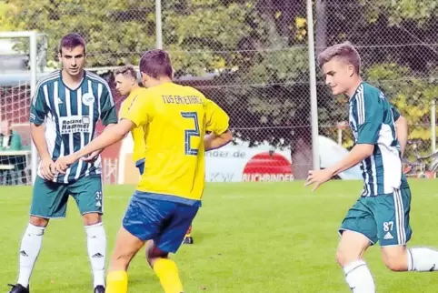 Abwehrbereit: Lukas Karch (links) und Tim Hochwärter (rechts), FC Sippersfeld, fixieren den ballführenden Felix Kopnarski, TuS E