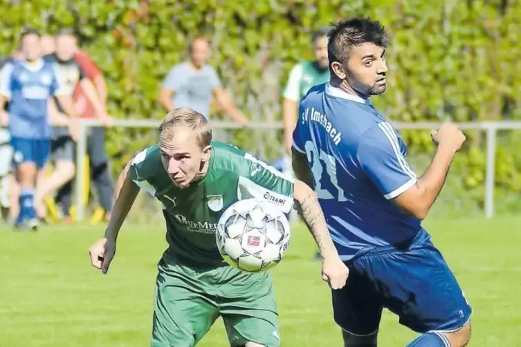 Zweikampfsieger: Michael Wühl (links) von der TSG Kerzenheim gegen Blerim Bajrami vom SV Imsbach.