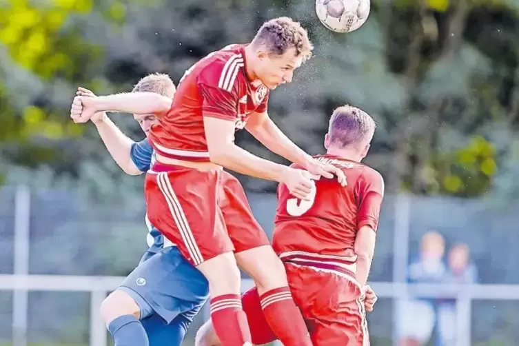 Durchgesetzt: Cedric Brozeit (Mitte) vom FV Weilerbach kommt zum Kopfball. Rechts sein Teamkollege Julian Globisch, links Christ