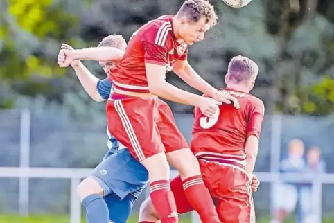 Durchgesetzt: Cedric Brozeit (Mitte) vom FV Weilerbach kommt zum Kopfball. Rechts sein Teamkollege Julian Globisch, links Christ