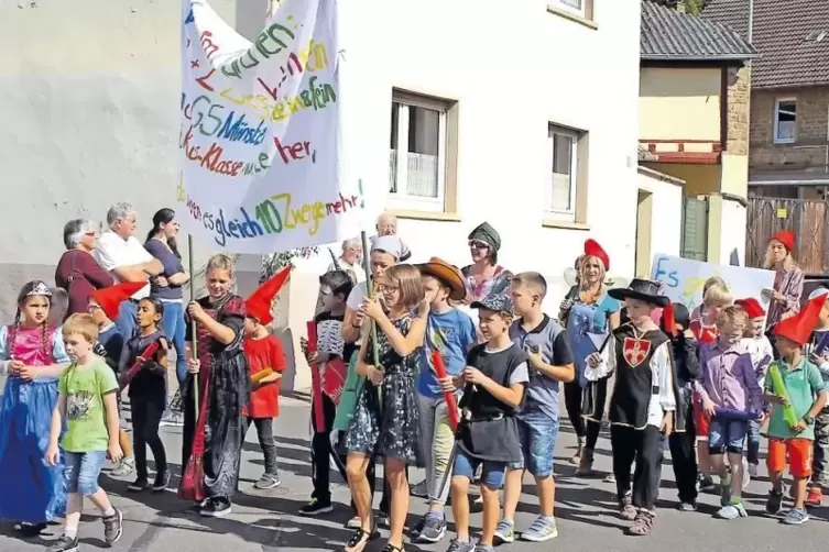 Auch die Münsterappeler Regenbogen-Grundschule war mit einer stattlichen Gruppe beim Kerweumzug dabei.