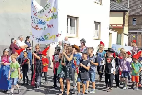 Auch die Münsterappeler Regenbogen-Grundschule war mit einer stattlichen Gruppe beim Kerweumzug dabei.