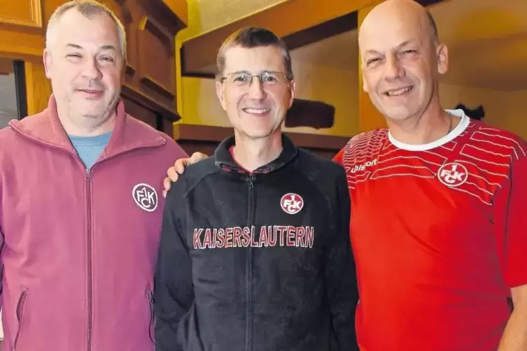 350 Kilometer gelaufen: der Schweizer Marcel Wälter (Mitte), hier mit seinen Freunden Andreas Jung (rechts) und Wolfgang Benkert