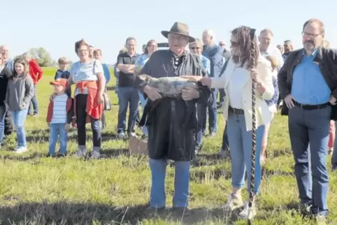 Schäfer Hans Schröck (mit Lamm auf dem Arm) demonstrierte unter anderem Bürgermeisterin Silvia Seebach und Touristiker Stephan T