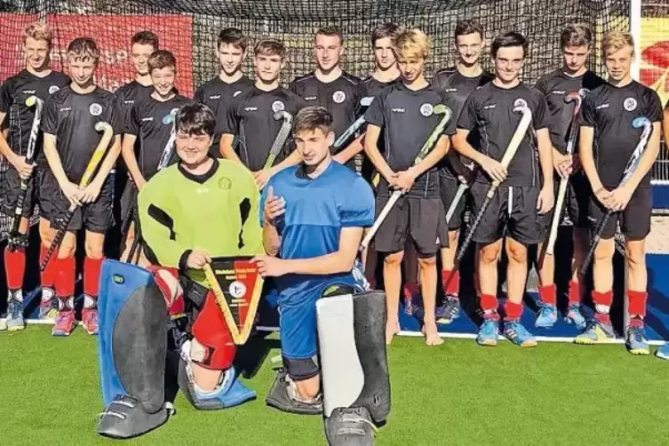 Der erfolgreiche Nachwuchs des Dürkheimer Hockeyclubs (von oben): Die weibliche Jugend A, die Knaben A und die männliche Jugend 