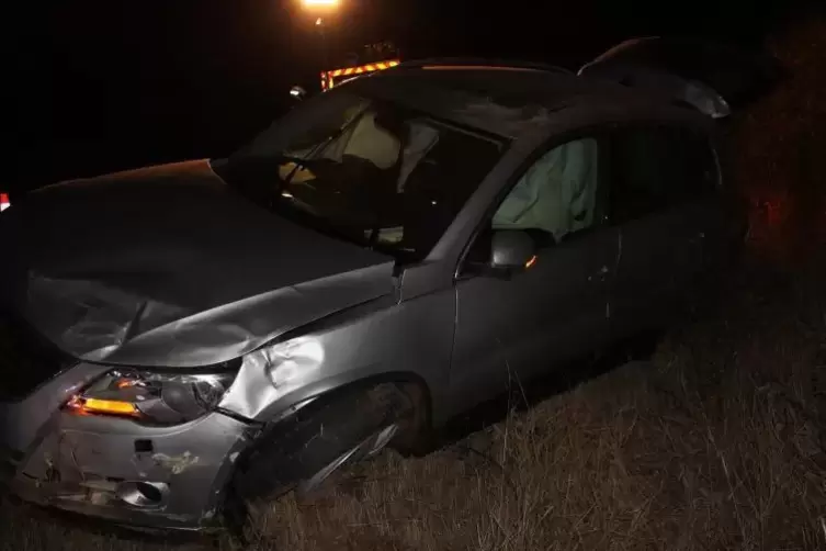 Der VW landete in der Böschung.  Foto: Polizei 