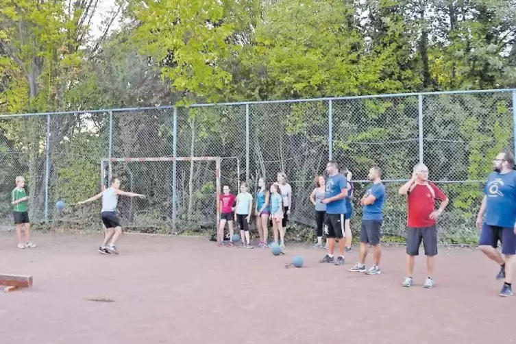 Männer und Frauen, Jung und Alt – die Schleuderballgruppe des TV Rödersheim ist bunt gemischt.