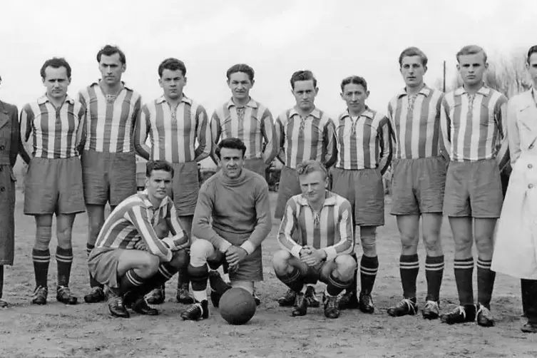 Eines der ersten Mannschaftsfotos der Hauensteiner Nachkriegsmannschaft von 1951. Viele der Spieler zählten drei Jahre vorher zu