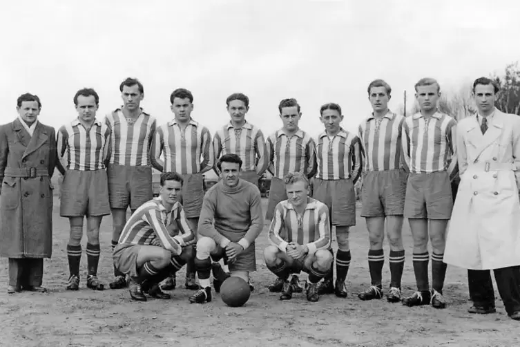 Eines der ersten Mannschaftsfotos der Hauensteiner Nachkriegsmannschaft von 1951. Viele der Spieler zählten drei Jahre vorher zu