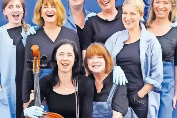 Die Funny Girls und Isabel Eichenlaub mit ihrem Cello.