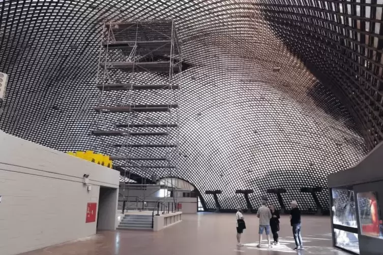 Imposant, aber marode: die 1975 erbaute Multihalle, eine Holzgitterschalen-Konstruktion, überspannt von einer transparenten PVC-