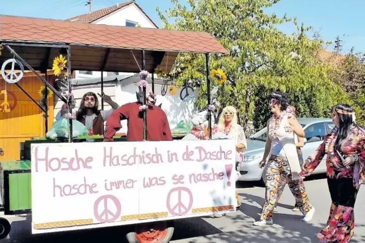 Auch diese Hippies waren im Umzug dabei.