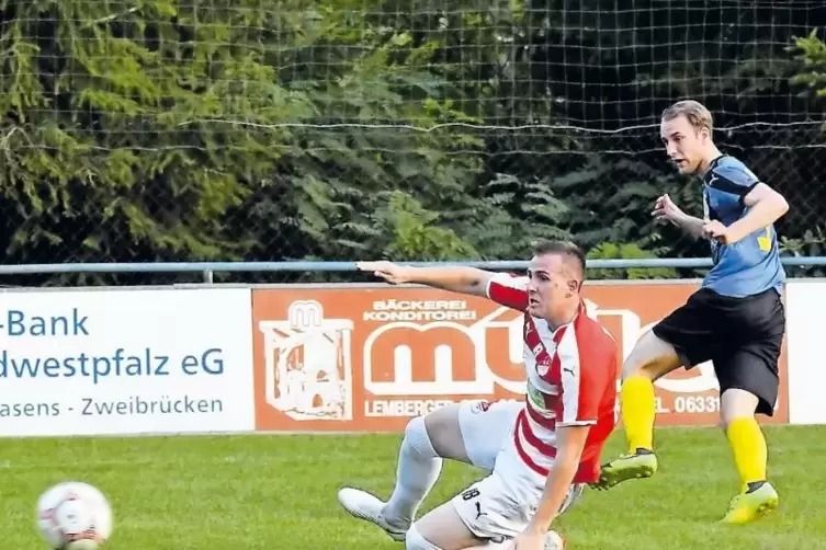 Das 1:0 für den SC Hauenstein durch Kevin Rose (rechts) ist auf dem Weg, der Eppenbrunner Dennis Neb kann dem Ball nur hinterher