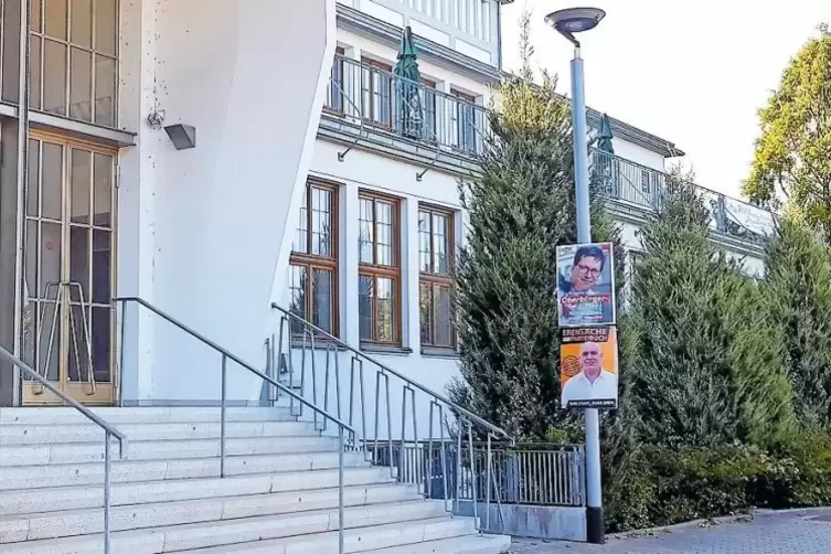 Das Wahlplakat von Atilla Eren hängt wieder vor der Festhalle.