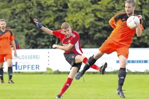 TSC-Spieler Mirko Tüllner (Mitte) nimmt Maß gegen den Hornbacher Jan Neufang (rechts). Der Ball fliegt übers Tor, der Hornbacher