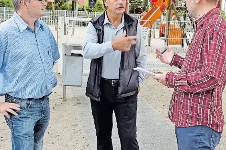 Lesermarktbeauftragter Thomas Busse (links) und Redakteur Axel Nickel (rechts) im Gespräch mit Dieter Fleck.