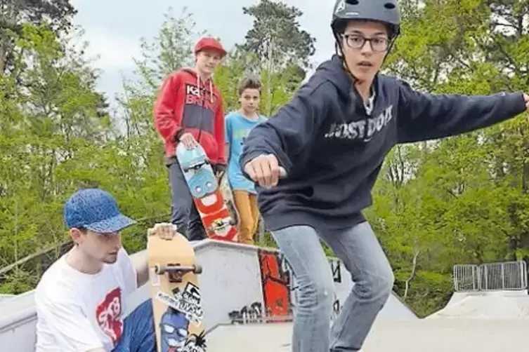 Soll im neuen Projekt aufgewertet werden: Skater-Park im Stadtteil Speyer-Nord. Jaques Merl übt, Victor Ershow beobachtet.