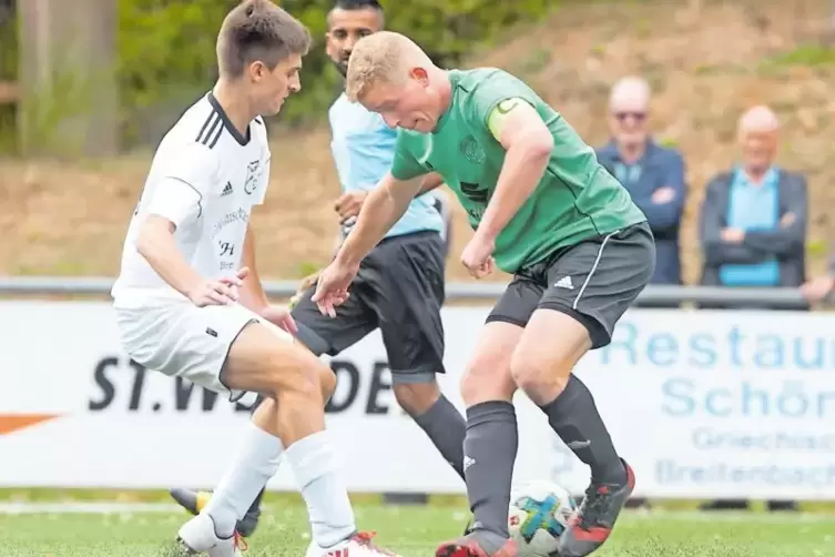 Den Ball fest im Blick: Dominik Glomb (l.), TuS Breitenbach, und Kapitän Sascha Theis, FV Kusel.