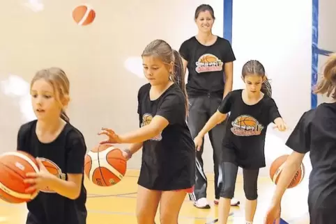 Stella Hölscher und ihre Schülerinnen beim Basketball-Training.