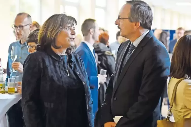 Austausch am Rande der Feierstunde: OB Jutta Steinruck und Hochschulpräsident Peter Mudra.