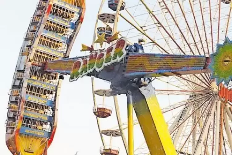 Auch das Riesenrad ist da: Die Mess hat wieder mehr und größere Fahrgeschäfte.