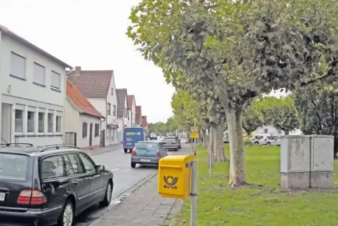 Die den Platz eingrenzenden Straßen – hier die Hauptstraße – werden ebenfalls neu gestaltet.