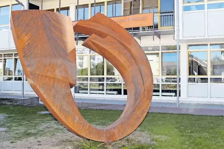 „Pamina“ heißt die Stahlskulptur von Karlheinz Zwick, die vor einem Jahr am Schulzentrum Pamina in Herxheim enthüllt wurde.