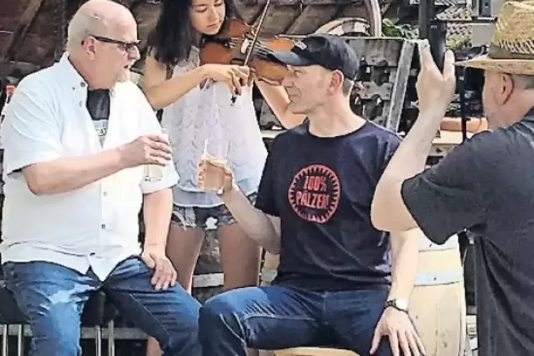 Beim Videodreh für „Alla hopp“ im Mai dieses Jahres: (v.l.) Bernd Wittmann, Sofie Frass, Steffen Boiselle.