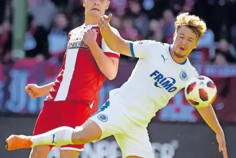 Erstmals in einem Pflichtspiel trifft Gino Fechner für den FCK. Rechts Jonas Hofmann von den Sportfreunden Lotte.