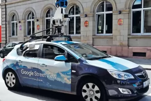 Auf dem Neumayerring in Frankenthal „erwischt“: eins der Google-Autos mit dem markanten Aufbau.