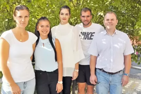 Auf dem Bild von links nach rechts: Eva-Maria Füllert, Lena Brand, Isabel-Caroline Bettin, Fabian Mayer, Schulleiter Dirk Melzer