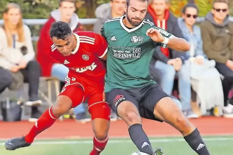 Körpereinsatz: Janik Gerlinger (r.), SG VB Zweibrücken/SV Ixheim, stemmt sich gegen Angreifer Sayfedine Elkhadem, TSC Zweibrücke