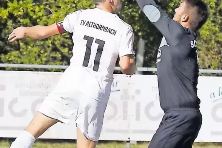 Das 1:0 für den TV Althornbach: Tobias Früauf überköpft Torwart Jonas Schwarz, SC Stambach.