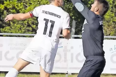 Das 1:0 für den TV Althornbach: Tobias Früauf überköpft Torwart Jonas Schwarz, SC Stambach.