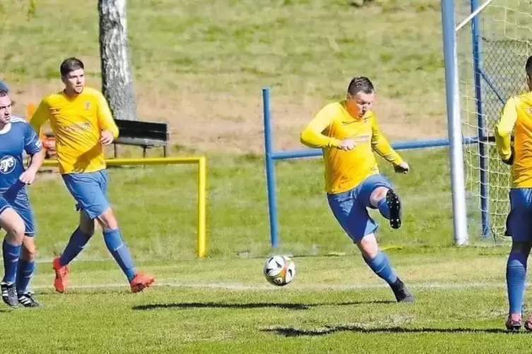 Befreiungsschlag: Patrick Künstler (Mitte) vom TSV Dörnbach schießt den Ball in der Partie gegen die TSG Zellertal aus dem eigen