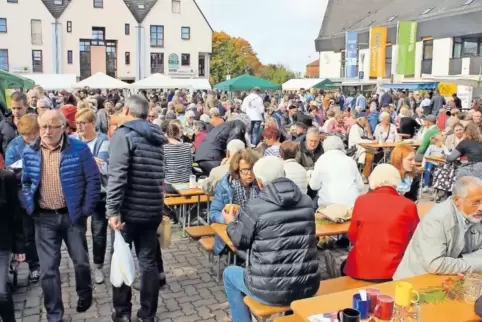 Ist ein Publikumsmagnet: Der Ramsteiner Bauernmarkt lockt alljährlich Besucher an, die sich von dem kulinarischen Angebot der Di