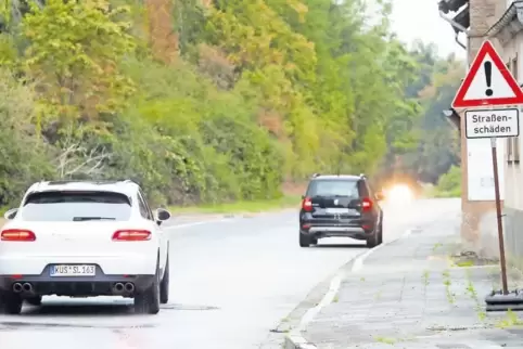 Die Straßenschäden an der Bundesstraße werden beseitigt, außerdem Wasser-, Strom- und Telekomleitungen gelegt.