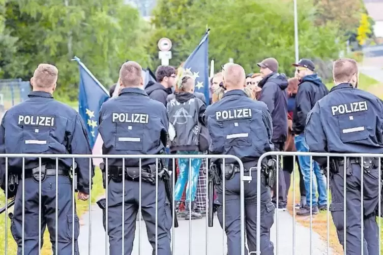 Demo gegen Rechts: Gut 20 Teilnehmer haben gestern am Seewoog ihren Protest gegen ein „Patriotisches Grillfest“ bekundet, das ei